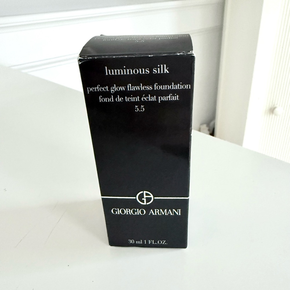 Giorgio Armani Original Formula Luminous Silk Foundation in Shade 5.5 - Picture 5 of 5